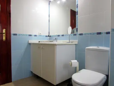 Un baño de VIILA ROMPEOLAS JUNTO al MAR con PISCINA PRIVADA