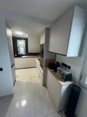 Una cocina o zona de cocina en Cadre exceptionnel Appartement les pieds dans l'Eau Mer Piscine Clim Terrasse Vue Mer