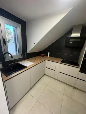 Una cocina o zona de cocina en Cadre exceptionnel Appartement les pieds dans l'Eau Mer Piscine Clim Terrasse Vue Mer
