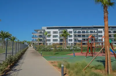 Zona de juegos infantil en TrendyHomes Almerimar Beach II, residencial de lujo en primera línea de playa