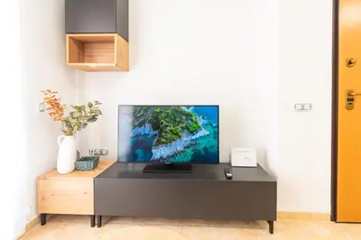 Una televisión o centro de entretenimiento en Amplia terraza, hermosa vista al mar, piscina - By Aloha Palma