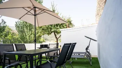Un patio o zona al aire libre en Casa rural el cerezo