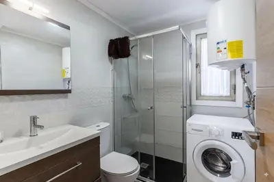 Un baño de Acogedor apartamento con piscina y terraza, cerca del mar