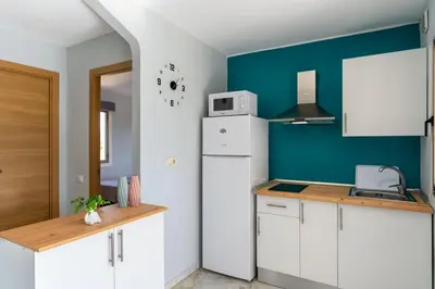 Una cocina o zona de cocina en Acogedor apartamento con piscina y terraza, cerca del mar