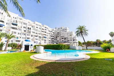 Piscina en o cerca de Acogedor apartamento con piscina y terraza, cerca del mar
