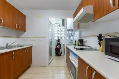 Una cocina o zona de cocina en AlmeriaSuite Palm Beach Apartments