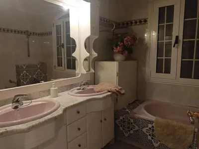 Un baño de Casa en la playa