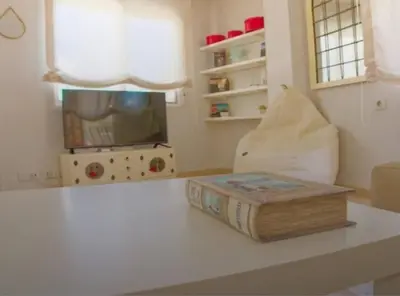 Una televisión o centro de entretenimiento en Alojamiento Oasis Playa