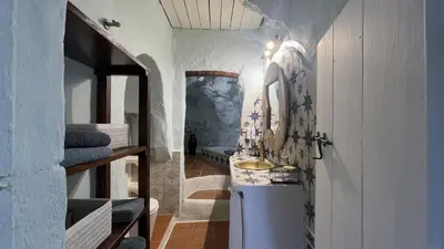 Un baño de Cuevas Soluna en Solara, voor max 8 personen
