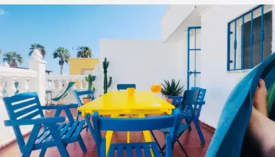 Zona de estar de Casa del Sol - Casa familiar junto a la playa con vistas al mar en Almería