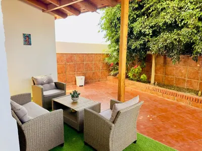 Zona de estar de Casa del Sol - Casa familiar junto a la playa con vistas al mar en Almería