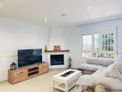 Una televisión o centro de entretenimiento en Casa del Sol - Casa familiar junto a la playa con vistas al mar en Almería