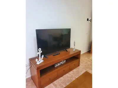 Una televisión o centro de entretenimiento en Seaside apartment in Vera with terrace