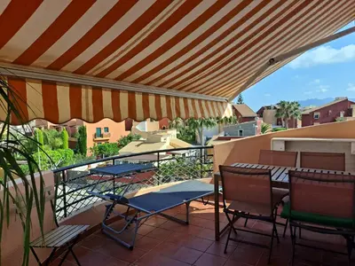 Un balcón o terraza de apartamento en urbanización nudista