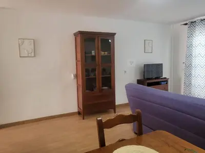 Una televisión o centro de entretenimiento en Apartment in Almeria with shared pool