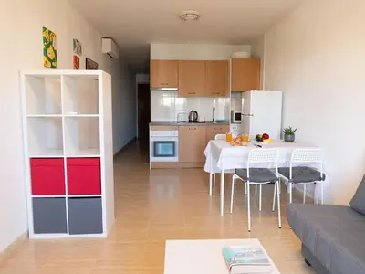 Una cocina o zona de cocina en Vacation Apartment in Roquetas de Mar