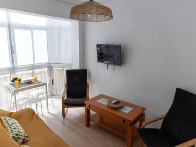 Una televisión o centro de entretenimiento en Beautiful apartment by the sea in Almeria