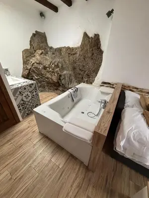 Cama o camas de una habitación en El Tumbao con romántica bañera de hidromasaje para dos
