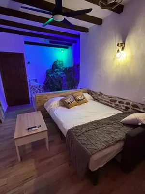Cama o camas de una habitación en El Tumbao con romántica bañera de hidromasaje para dos