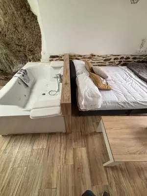 Cama o camas de una habitación en El Tumbao con romántica bañera de hidromasaje para dos