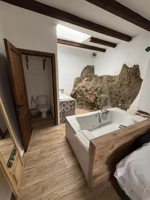 Cama o camas de una habitación en El Tumbao con romántica bañera de hidromasaje para dos