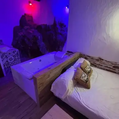 El Tumbao con romántica bañera de hidromasaje para dos