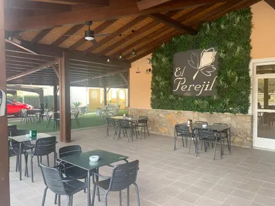 Un restaurante o sitio para comer en Hostal El Perejil