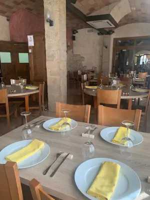 Un restaurante o sitio para comer en Hostal El Perejil