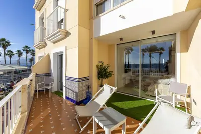 Un balcón o terraza de AlmeriaSuite Gran Bahia Playa