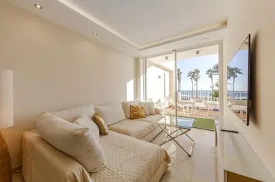 Una televisión o centro de entretenimiento en AlmeriaSuite Gran Bahia Playa