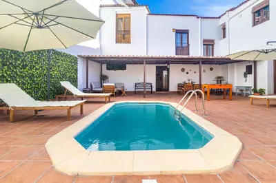 Piscina en o cerca de El Carmen - Villa Rural con Piscina Privada y Patio Andaluz