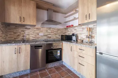 Una cocina o zona de cocina en El Carmen - Villa Rural con Piscina Privada y Patio Andaluz
