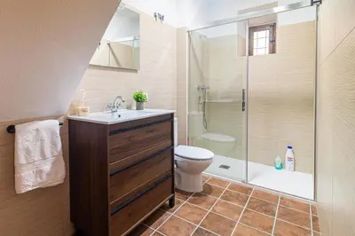 Un baño de El Carmen - Villa Rural con Piscina Privada y Patio Andaluz