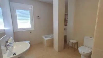 Un baño de Atico con vistas al mar by Expoholidays