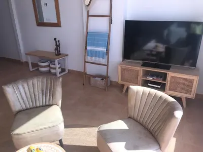 Una televisión o centro de entretenimiento en Mojacar Breeze - Mojacar Playa - 2 bedroom - Sleeps 4 - R413
