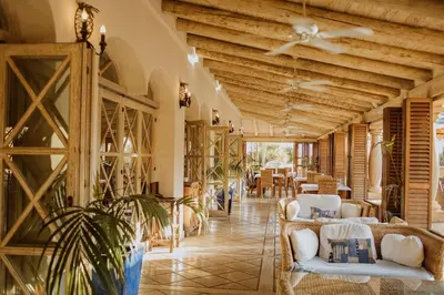 Un restaurante o sitio para comer en 4BR Luxe Villa Pool & Golf Views