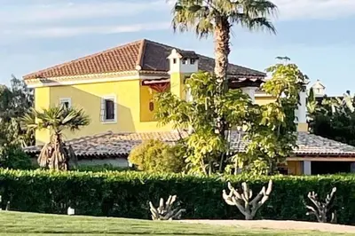 Jardín al aire libre en 4BR Luxe Villa Pool & Golf Views