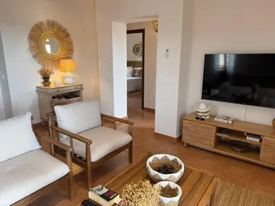 Una televisión o centro de entretenimiento en Apartamento Lujo Taray Golf Resort, Valle del Este
