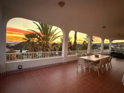 Un balcón o terraza de Villa Nico, con piscina privada - By Aloha Palma