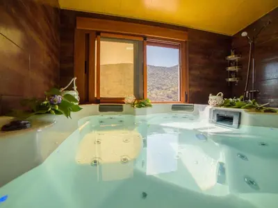 Plano de Holiday Home Das Upside Down House mit Whirlpool-Badewanne by Interhome