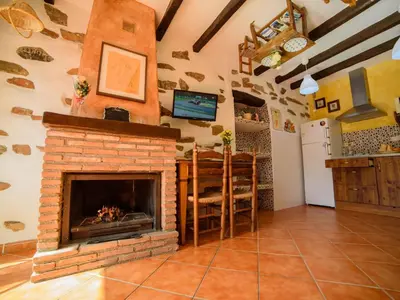 Una televisión o centro de entretenimiento en Holiday Home Das Upside Down House mit Whirlpool-Badewanne by Interhome