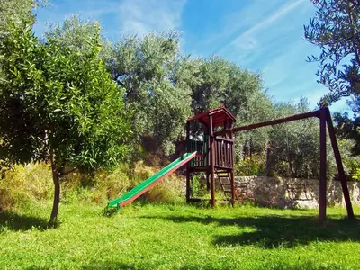 Zona de juegos infantil en Holiday Home Charmantes Haus in Anlage mit Schwimmbad by Interhome