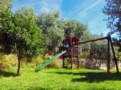 Zona de juegos infantil en Holiday Home Landhaus mit zwei Schlafzimmern in La Alpujarra by Interhome