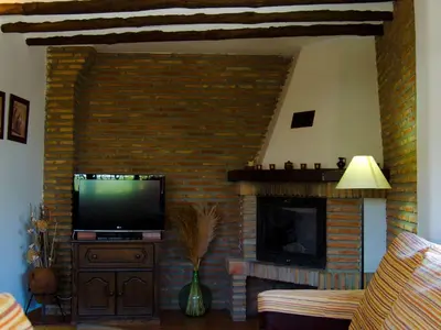 Una televisión o centro de entretenimiento en Holiday Home Gemütliches Haus in einer Anlage mit Garten und Schwimmbad- by Interhome
