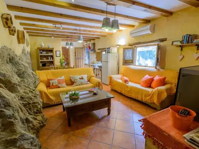 Zona de estar de Holiday Home Haus mit integrierter Felswand und Jacuzzi by Interhome
