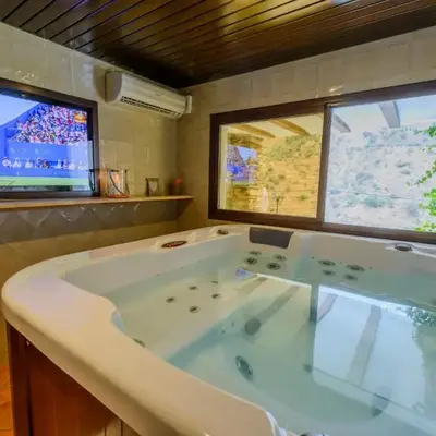 Holiday Home Haus mit integrierter Felswand und Jacuzzi by Interhome