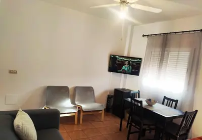 Una televisión o centro de entretenimiento en Luna