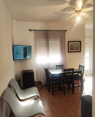 Una televisión o centro de entretenimiento en Luna