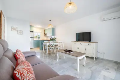 Una televisión o centro de entretenimiento en Apartamento isabel golf center