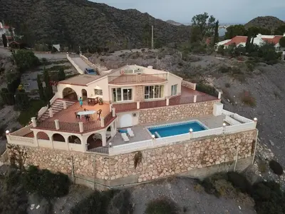 Piscina en o cerca de Beautiful villa with 280-degree sea views